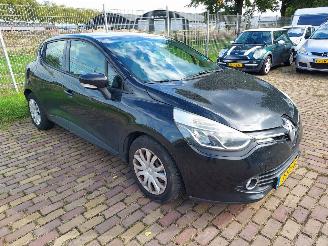 Schadeauto Renault Clio 1.5 DCI Eco Night and Day Nieuwe apk 2014/8