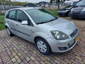 uszkodzony samochody osobowe Ford Fiesta 5 deurs + Apk 2006/4