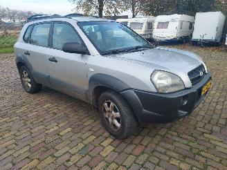 Damaged car Hyundai Tucson 2.0 |Benzine  2 wh drive +apk 2005/8