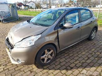 Voiture accidenté Peugeot 208 1.2 i  5 deurs euro 5 2012/9