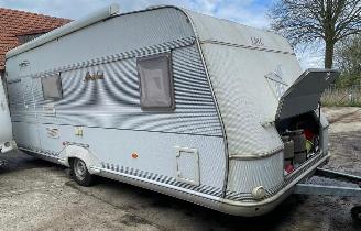 Vaurioauto  caravans LMC  GERESERVEERD 2004/3