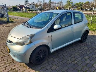 Unfallwagen Toyota Yaris 5 Deurs Nieuwe apk 2005/10