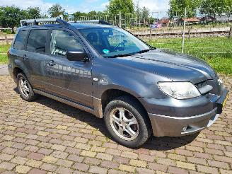 Vaurioauto  passenger cars Mitsubishi Outlander 2.0 Benzine 2 wheel drive 2007/3