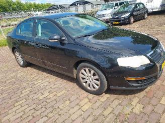 Schadeauto Volkswagen Passat 1.6 FSI Trendline Sedan 6 bak 2005/6