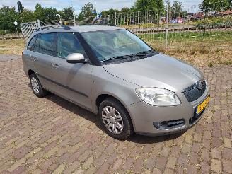 skadebil auto Skoda Fabia 1.6i 16V Tour Combi Nieuwe apk 2009/9