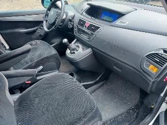 Citroën C4-picasso 1.8iAmbiance 7 persoons + Apk   500 euro minimum prijs picture 9