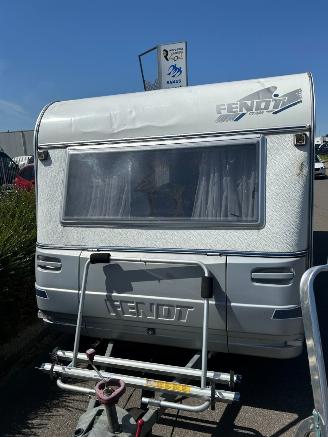 Vaurioauto  caravans Fendt  Stapelbed Saphir 490 Voortent en luifel 2000/2