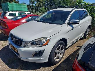 damaged passenger cars Volvo Xc-60 2.0 Benzine AUTOMAAT 2011/2