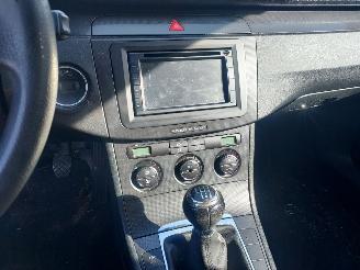 Volkswagen Passat Sedan 1.6 benzine picture 6