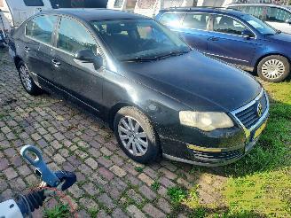 Schadeauto Volkswagen Passat Sedan 1.6 benzine 2005/6