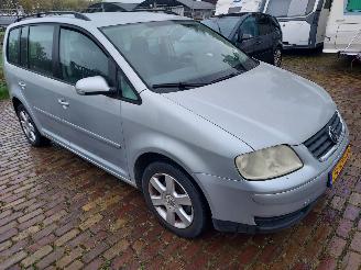 krockskadad bil auto Volkswagen Touran 1.4 benzine 2006/8