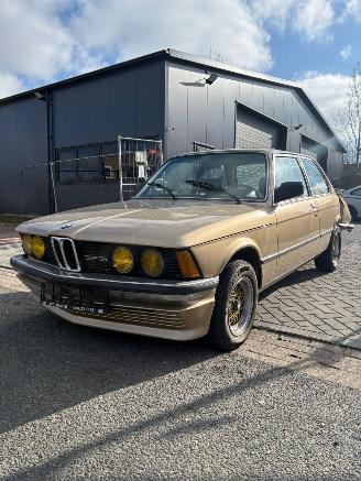 krockskadad bil auto BMW 3-serie 323i 1981/6