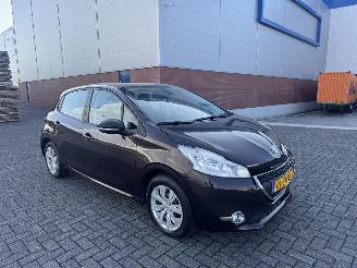 skadebil auto Peugeot 208 1.2 VTi 60Kw AIRCO 2013/3
