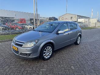 damaged passenger cars Opel Astra 1.4 Elegance AIRCO 2004/4
