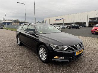 krockskadad bil auto Volkswagen Passat 1.6 TDI Clima - Navi 2015/11