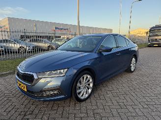 krockskadad bil auto Skoda Octavia 1.5 TSI 150Pk  Navi 2021/3
