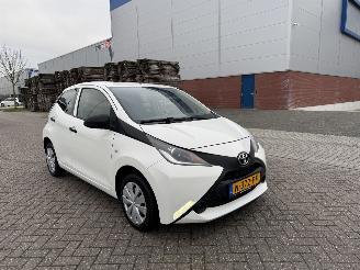 damaged passenger cars Toyota Aygo 1.0 VVT-i 51Kw AIRCO 2015/9