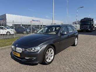 Schadeauto BMW 3-serie 330 xDrive Navi - Clima 2013/4
