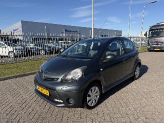 Vaurioauto  passenger cars Toyota Aygo 1.0 VVT-i  AIRCO - NAVI 2013/10