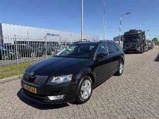 skadebil auto Skoda Octavia 1.6 TDI 77Kw Clima - NAVI 2013/10