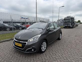 Schadeauto Peugeot 208 1.6 HDI 74Kw Navi - Airco 2017/12