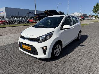 krockskadad bil auto Kia Picanto 1.0 49Kw AIRCO Euro6 2024/5