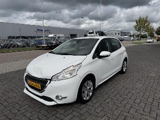 Vaurioauto  passenger cars Peugeot 208 1.2 VTI 60Kw AIRCO NAVI 2014/3