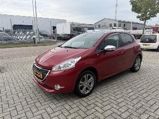 Schadeauto Peugeot 208 1.2 60Kw AUTOMAAT Clima - Navi 2015/2