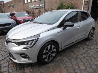 krockskadad bil auto Renault Clio Evolution 2023/3