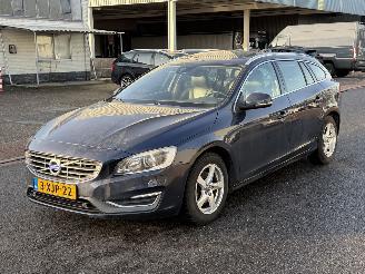 Vaurioauto  passenger cars Volvo V-60 2.0 D4 Summum Dak Clima PDC 2014/8