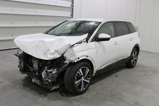 damaged passenger cars Peugeot 5008  2017/7