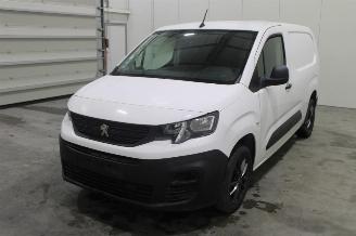 krockskadad bil auto Peugeot Partner  2020/2