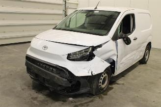 damaged passenger cars Toyota ProAce CITY 2024/8