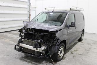 krockskadad bil auto Peugeot Partner  2022/4