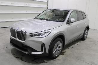 krockskadad bil auto BMW iX1  2025/1