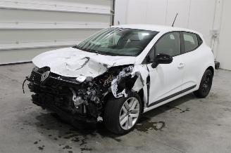 damaged passenger cars Renault Clio  2024/6