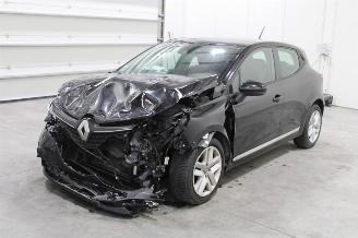 damaged passenger cars Renault Clio  2021/9