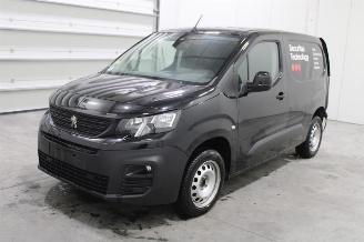 krockskadad bil auto Peugeot Partner  2022/2