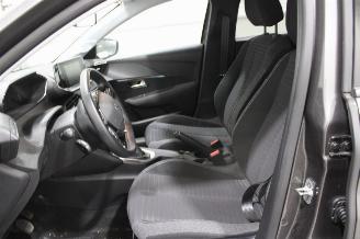 Peugeot 208  picture 9