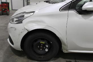 Peugeot 208  picture 5