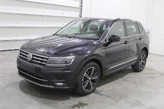 damaged passenger cars Volkswagen Tiguan  2019/1