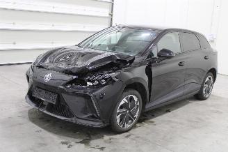 krockskadad bil auto MG MG4  2023/11