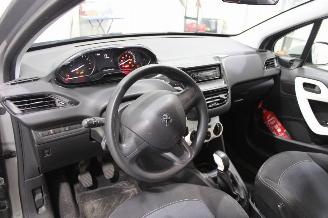 Peugeot 208  picture 10