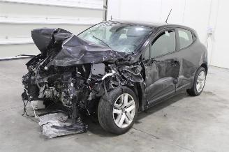 damaged passenger cars Renault Clio  2024/2