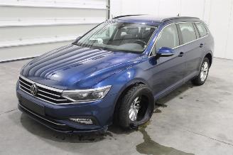 uszkodzony samochody osobowe Volkswagen Passat  2023/2
