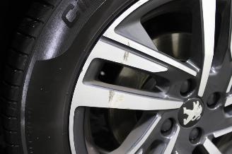 Peugeot 208  picture 8