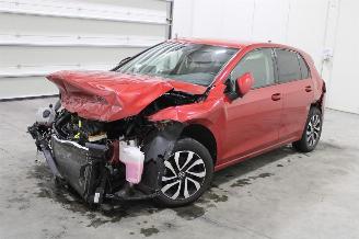 krockskadad bil auto Volkswagen Golf  2023/2