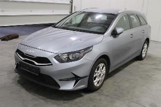 damaged passenger cars Kia Cee d cee'd 2022/1