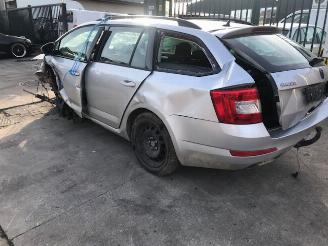 Uttjänta bilar auto Skoda Octavia BENZINE - 1000CC - 6VIT 2013/1