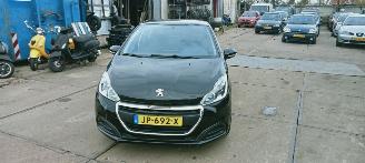 Damaged car Peugeot 208  2016/5
